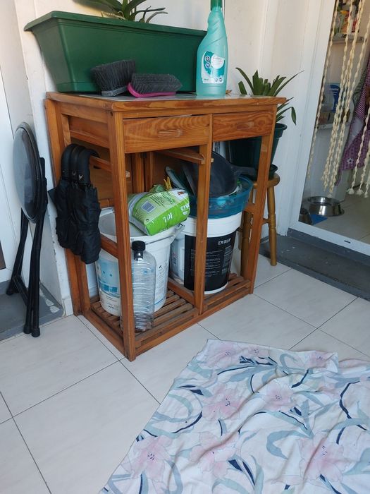 Mesa pequena com algumas marcas de uso