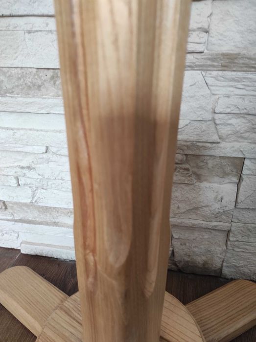 Stolik kolumienkowy pod dekorację