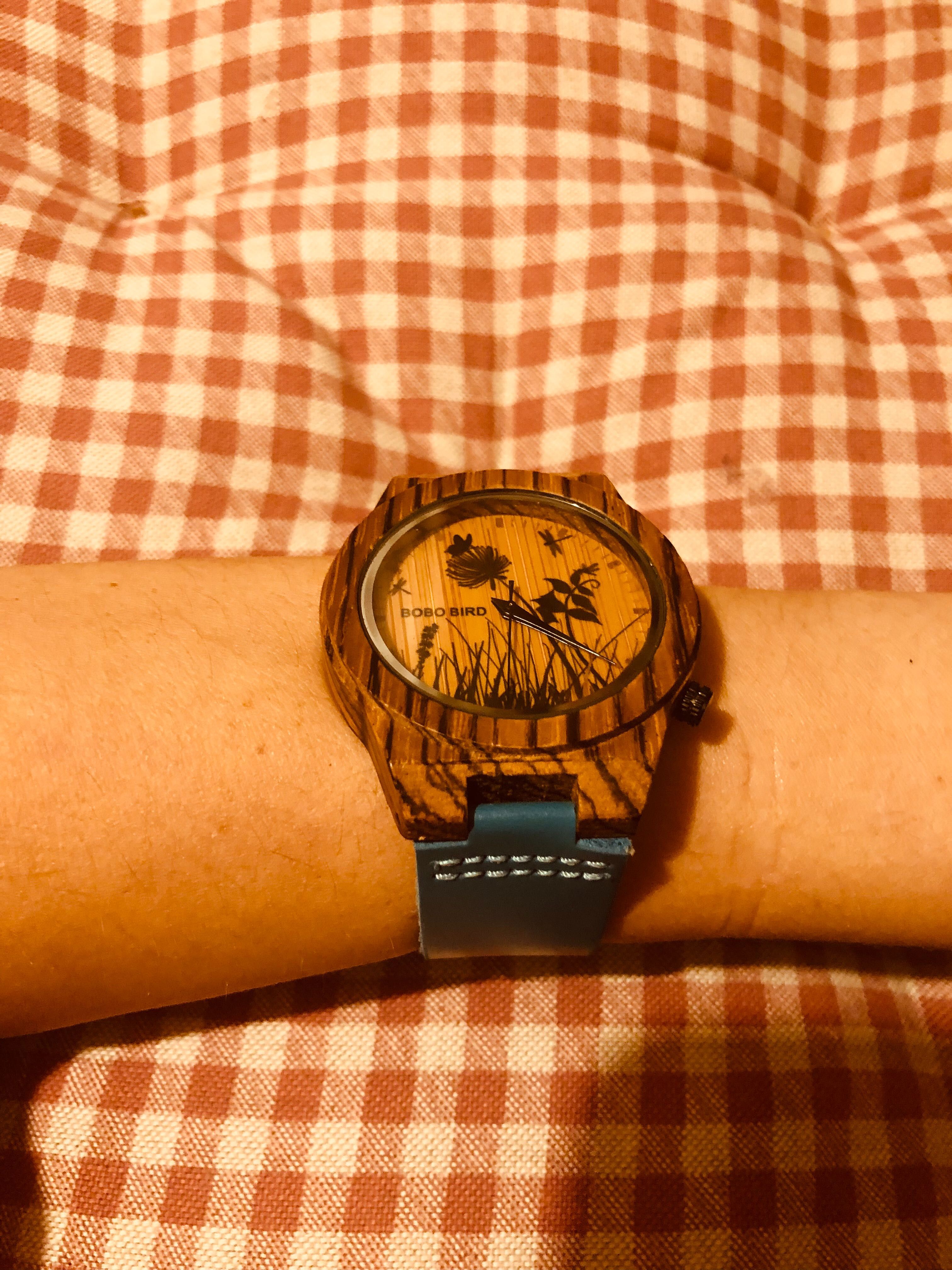 Часы наручные из дерева и кожи .