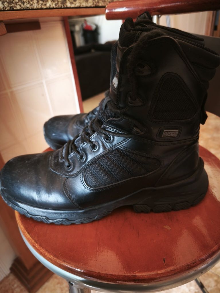 Botas magnum em bom estado