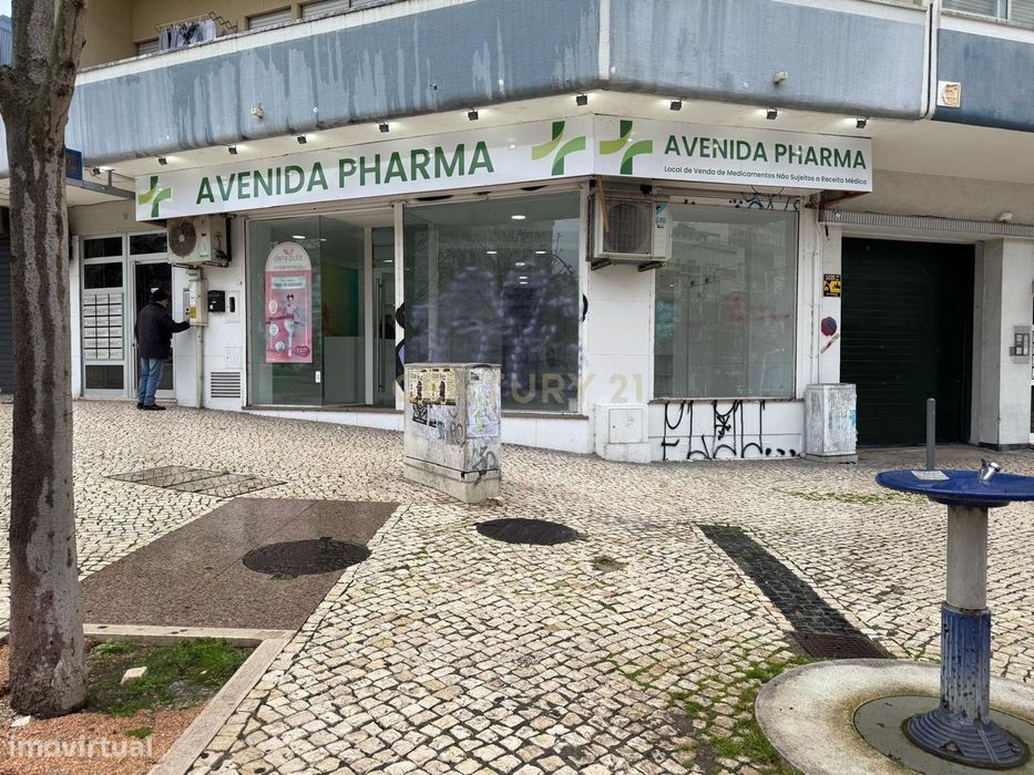 Arrendamento Loja 130 m2 na Praça Gil Vicente no centro de Almada