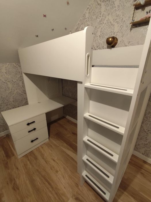 Łóżko piętrowe z biurkiem i materacem