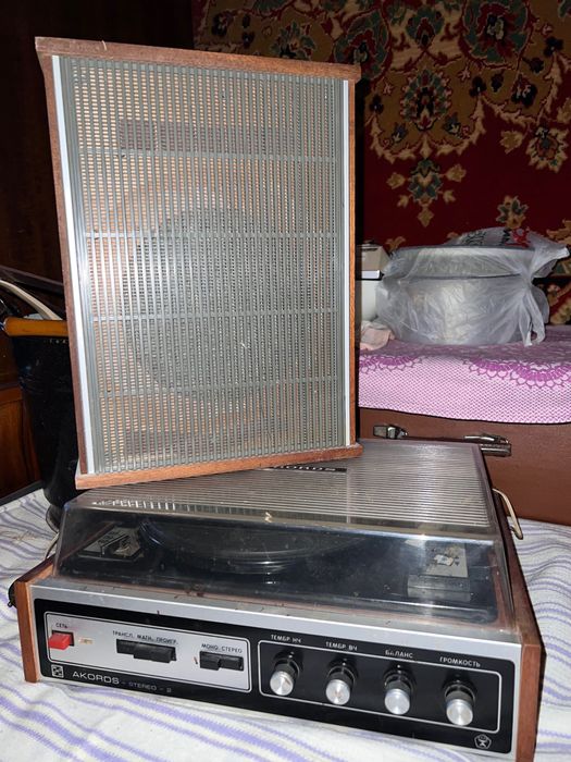 Виниловый проигрыватель Akords Stereo с колонками