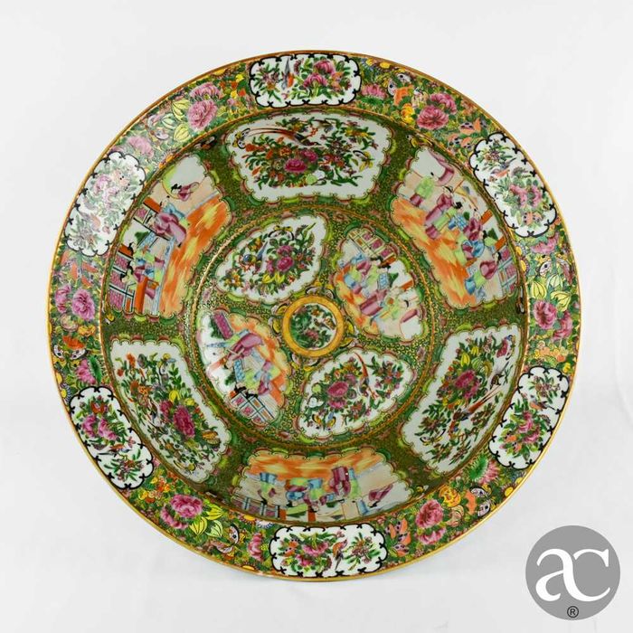 Grande bacia decoração Mandarim, policromada e dourada reinado Guangxu