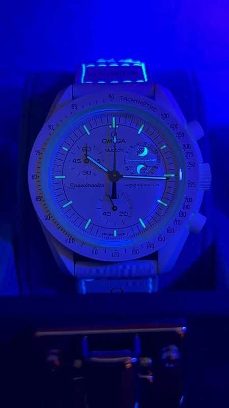 Zegarek Omega Swatch Snoopy SO33W700 – Biała Elegancja