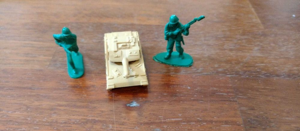 Pudło plastikowych żołnierzyków