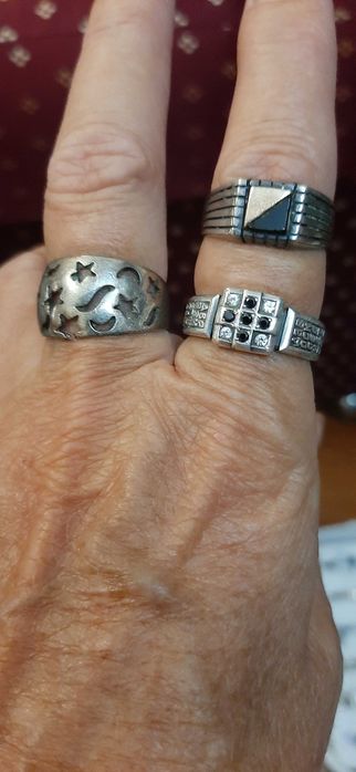 Продам женское серебряное кольцо