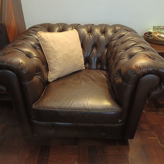 Conjunto sofás Chesterfield