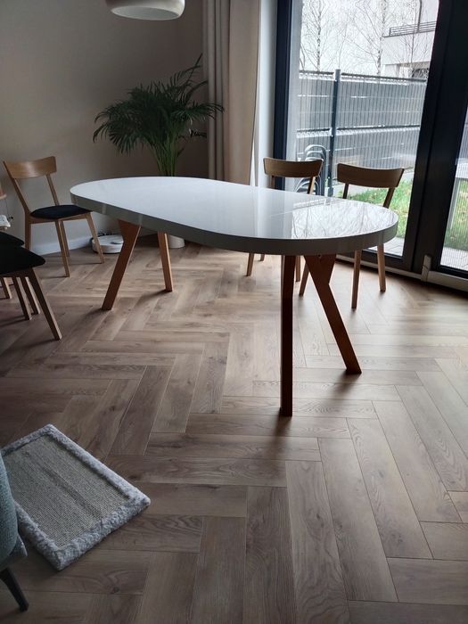 Okrągły stół biały, lakierowany średnica 90cm, rozkladany do 190cm