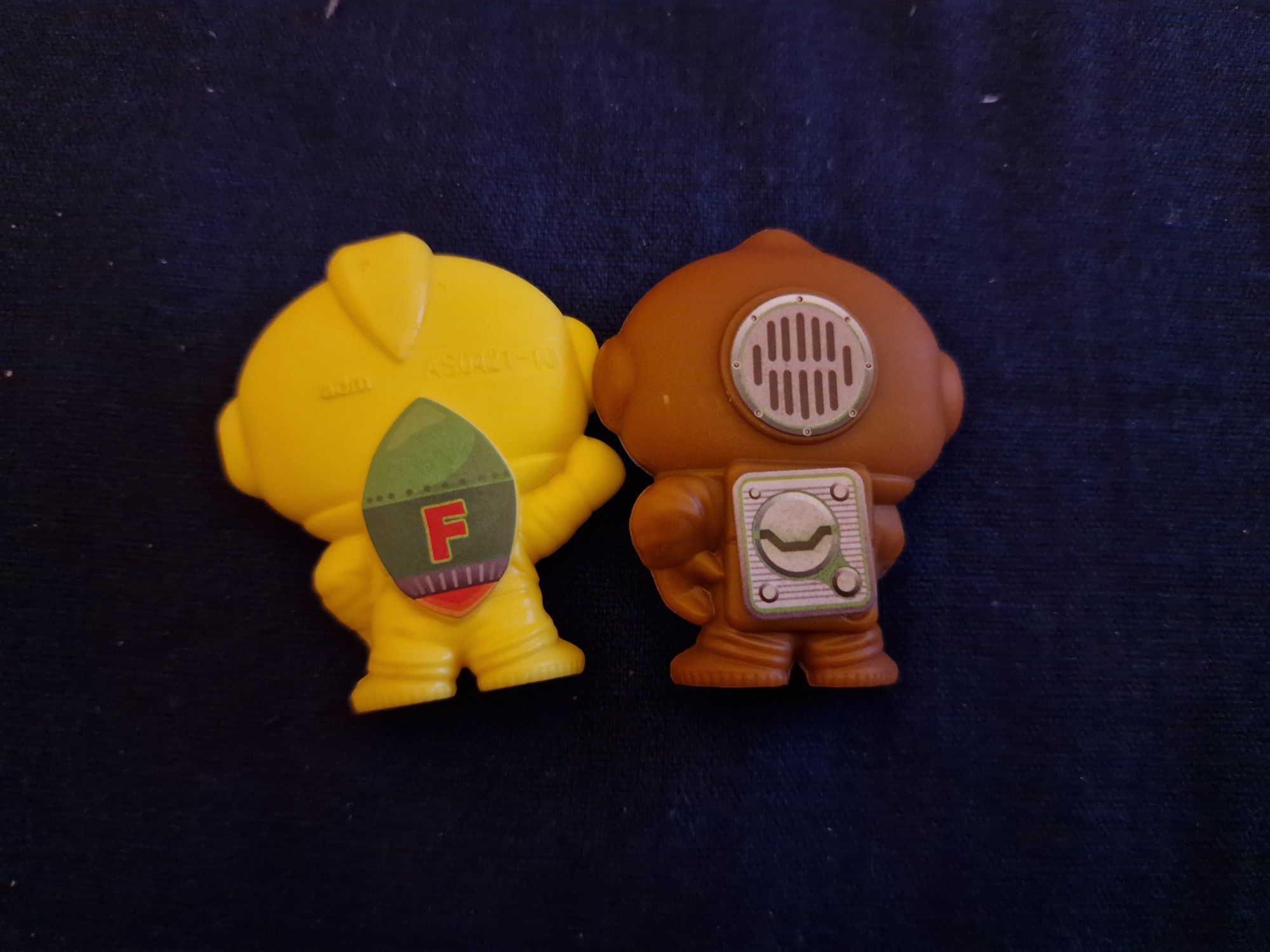 Figurki zabawki Milka Secret Box kosmos astronauci małpa żaba