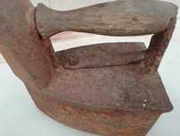 Ferro de engomar antigo