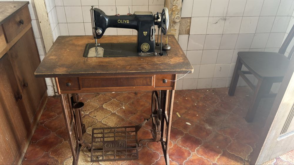 Maquina costura Oliva Antiga