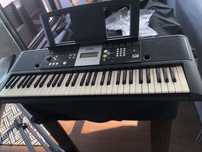 Teclado Yamaha com suporte