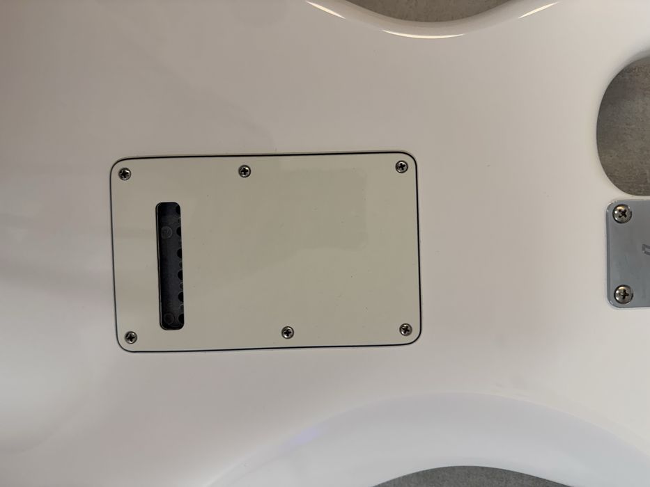 Gitara elektryczna Fender Stratocaster (Mexico) – Arctic White + Case
