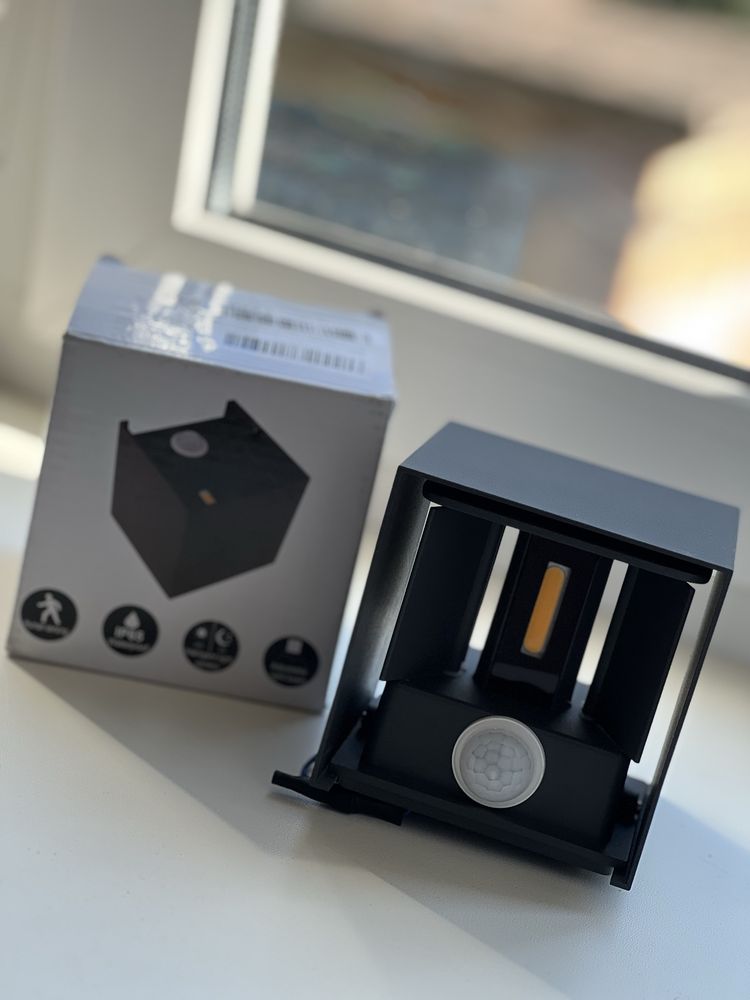 LED настінний світильник з датчиком руху