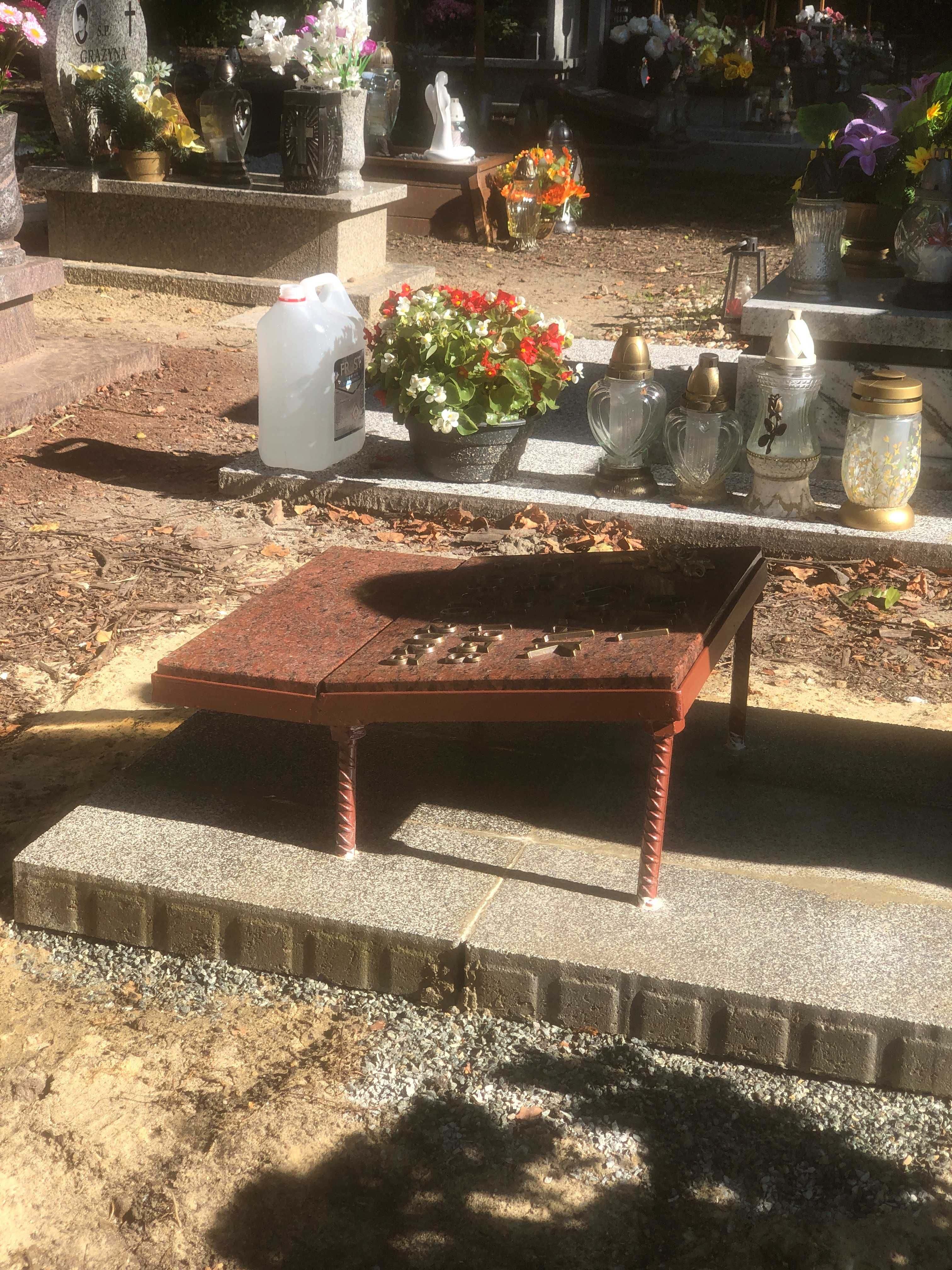Nagrobek Urnowy osadzony w stalowej ramie ( Metaloplastyka )