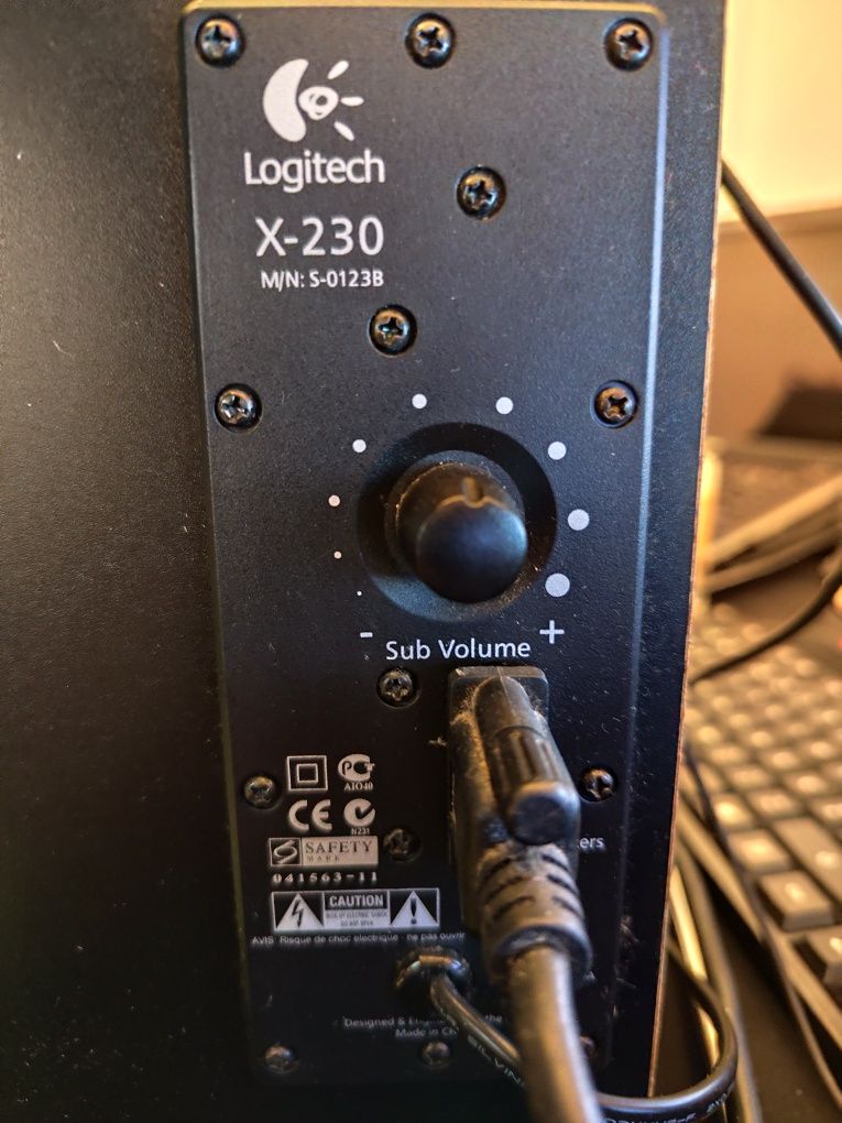 Sistema de Som Logitech X-230 (2 colunas + 1 subwoofer)