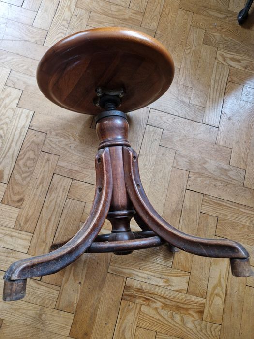 Stary drewniany taboret regulowany do pianina