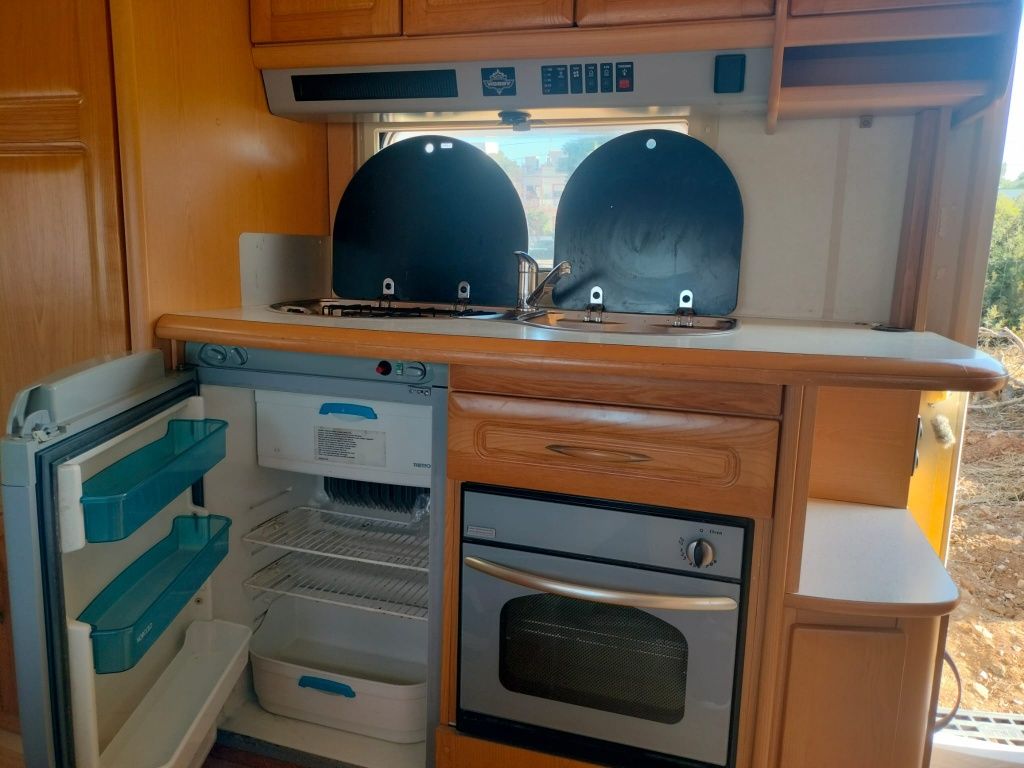 Caravana Hobby Prestige 650 UNFE ( 2 camas casal e 1 solteiro) com ava