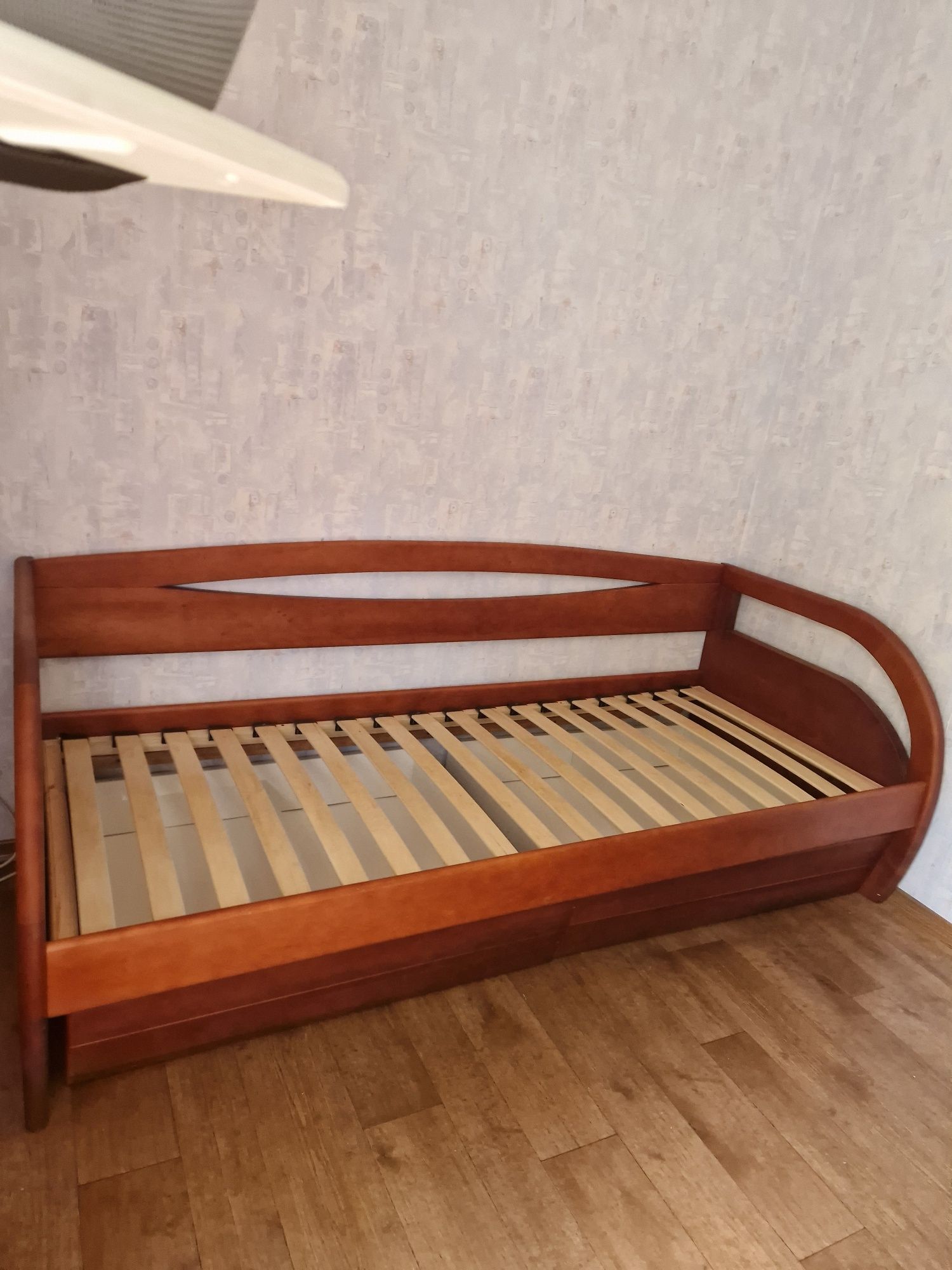 Кровать деревянная на ламелях