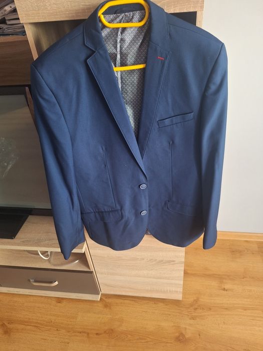 Garnitury dwa niebieskie jeden czarny