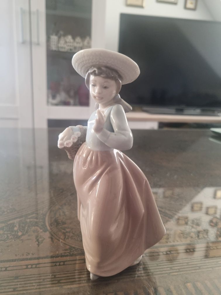 Porcelana Nao LLadro/Hiszpania  - figurka dziewczyny