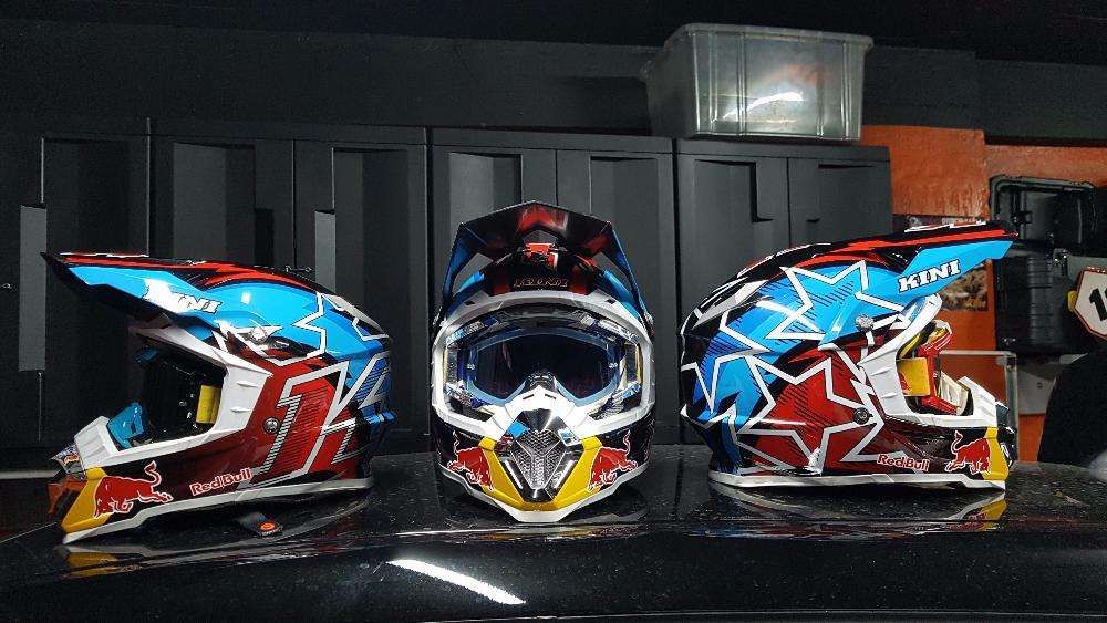 Capacete Kini Red Bull Revolution