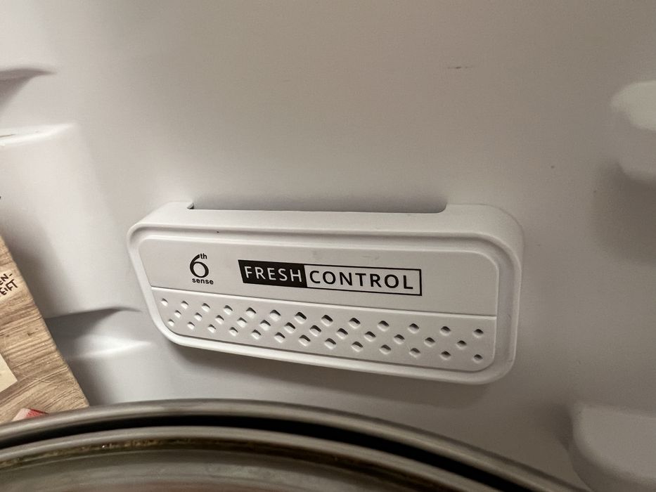 Холодильник Whirlpool вбудований