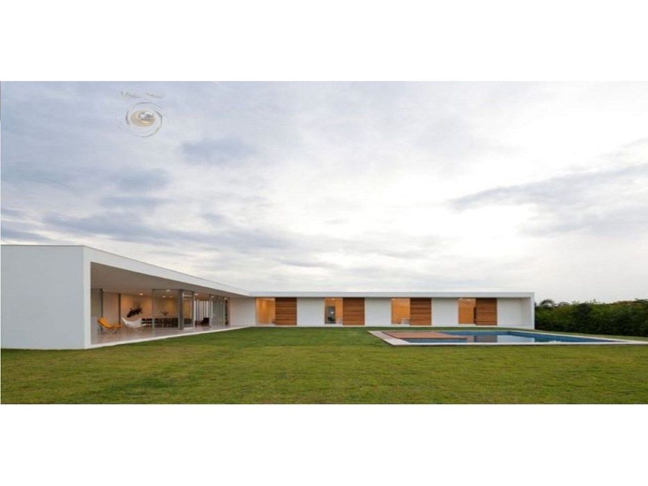 Terreno com casa p/ restauro na zona de praias.