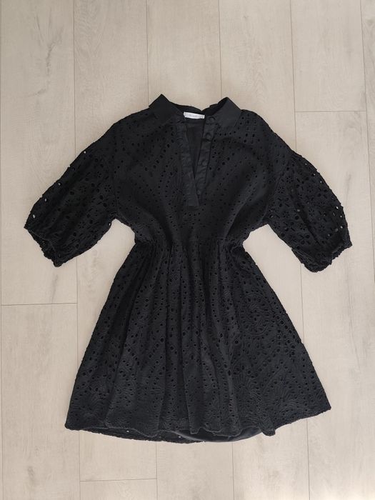 Czarna ażurowa sukienka z kołnierzykiem, bufiaste rękawy, Reserved, 38