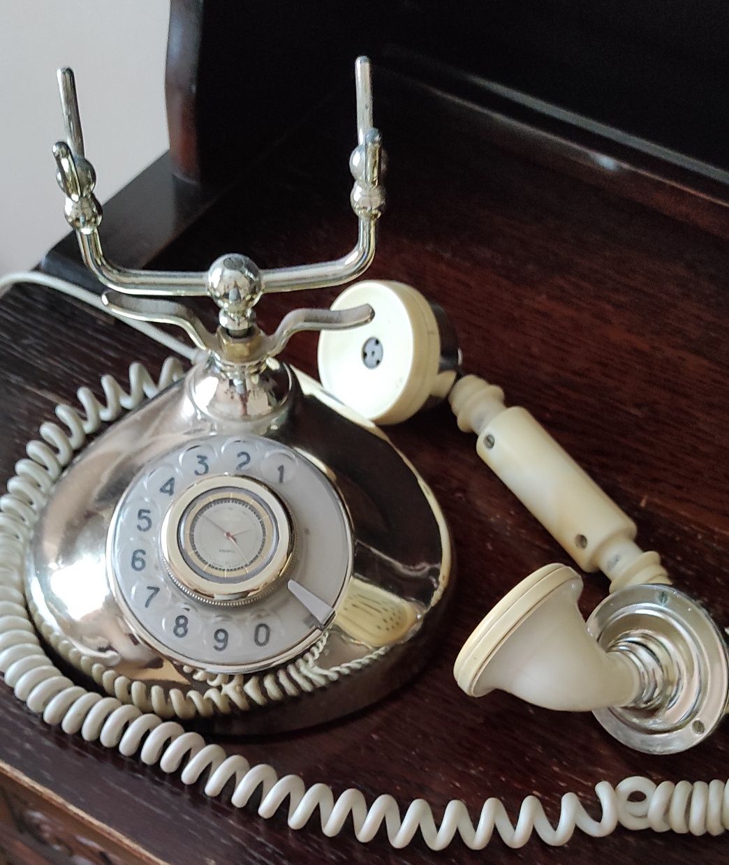Stylowy telefon stacjonarny, retro.