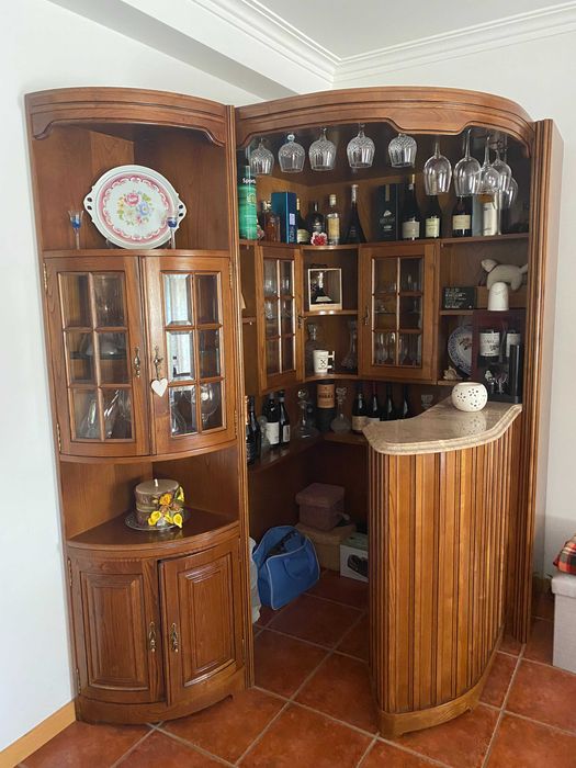 Bar de Sala em Madeira Maciça com Balcão e Vitrine
