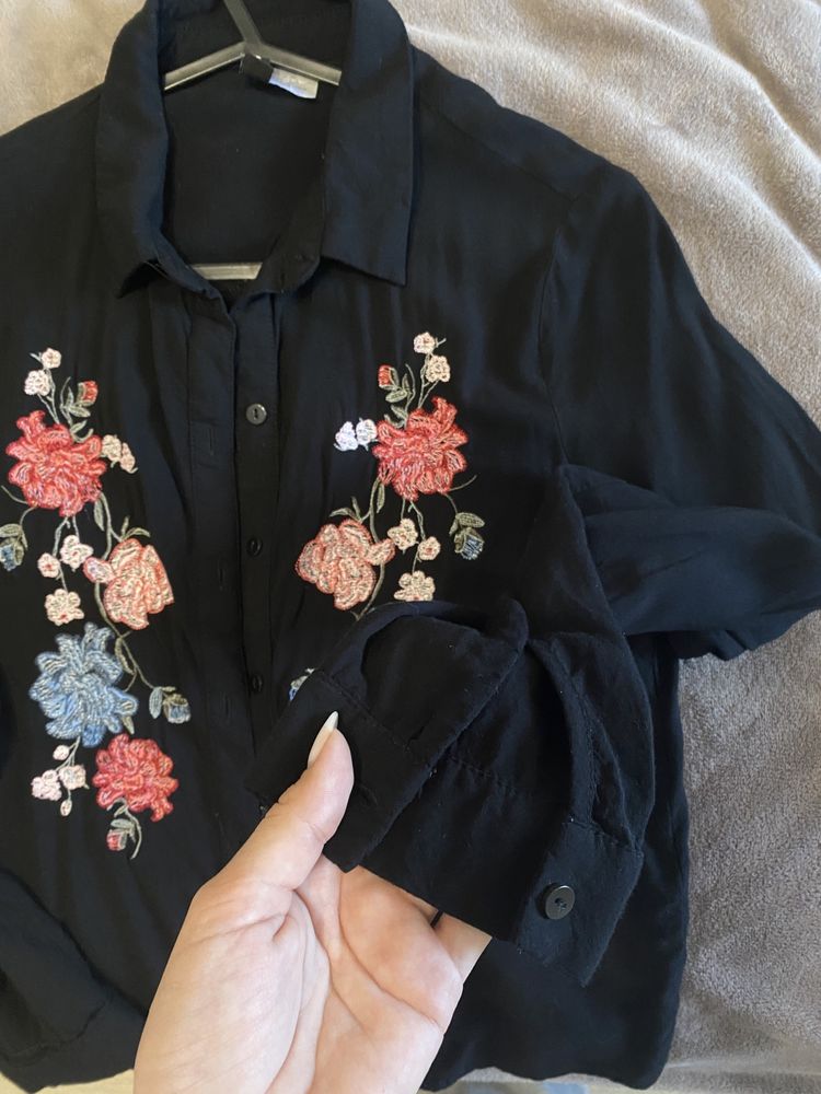 Рубашка чорна з квітками