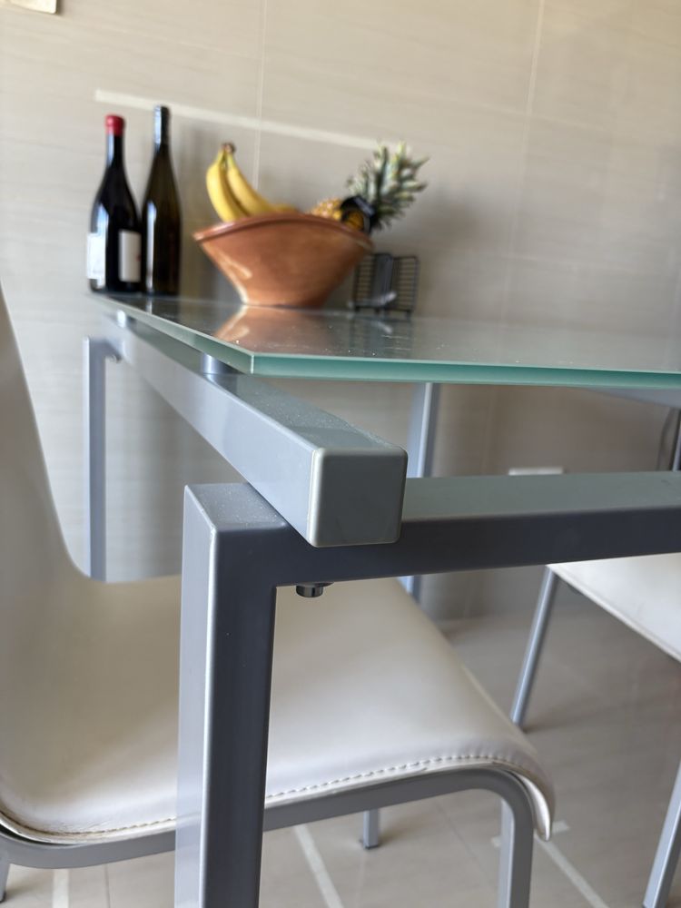Mesa de vidro e ferro + 4 cadeiras