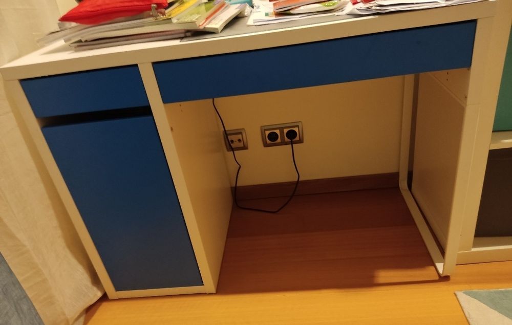 Secretária IKEA modelo MICKE azul