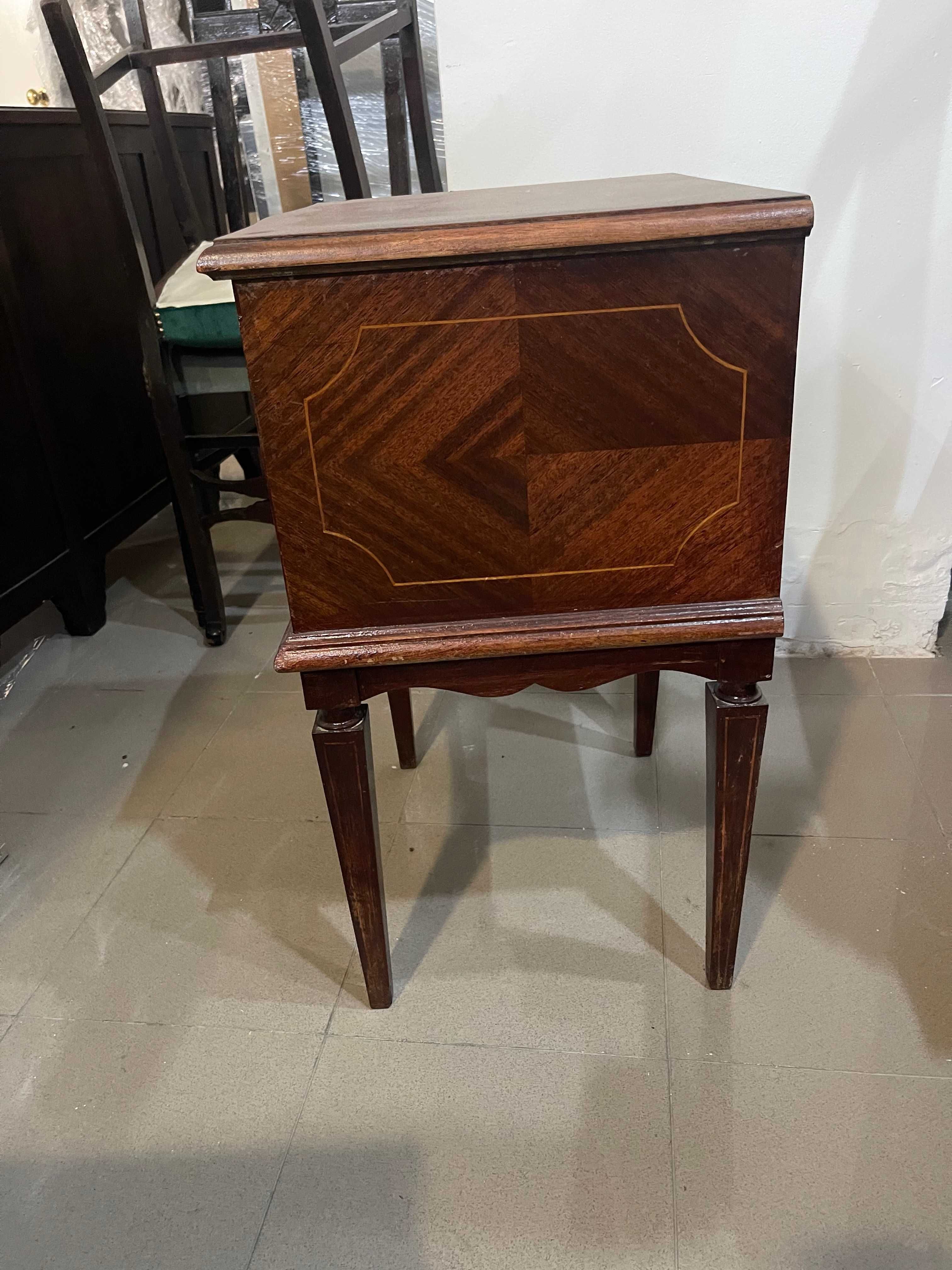 Mesinha de cabeceira vintage de madeira maciça em ótimo estado