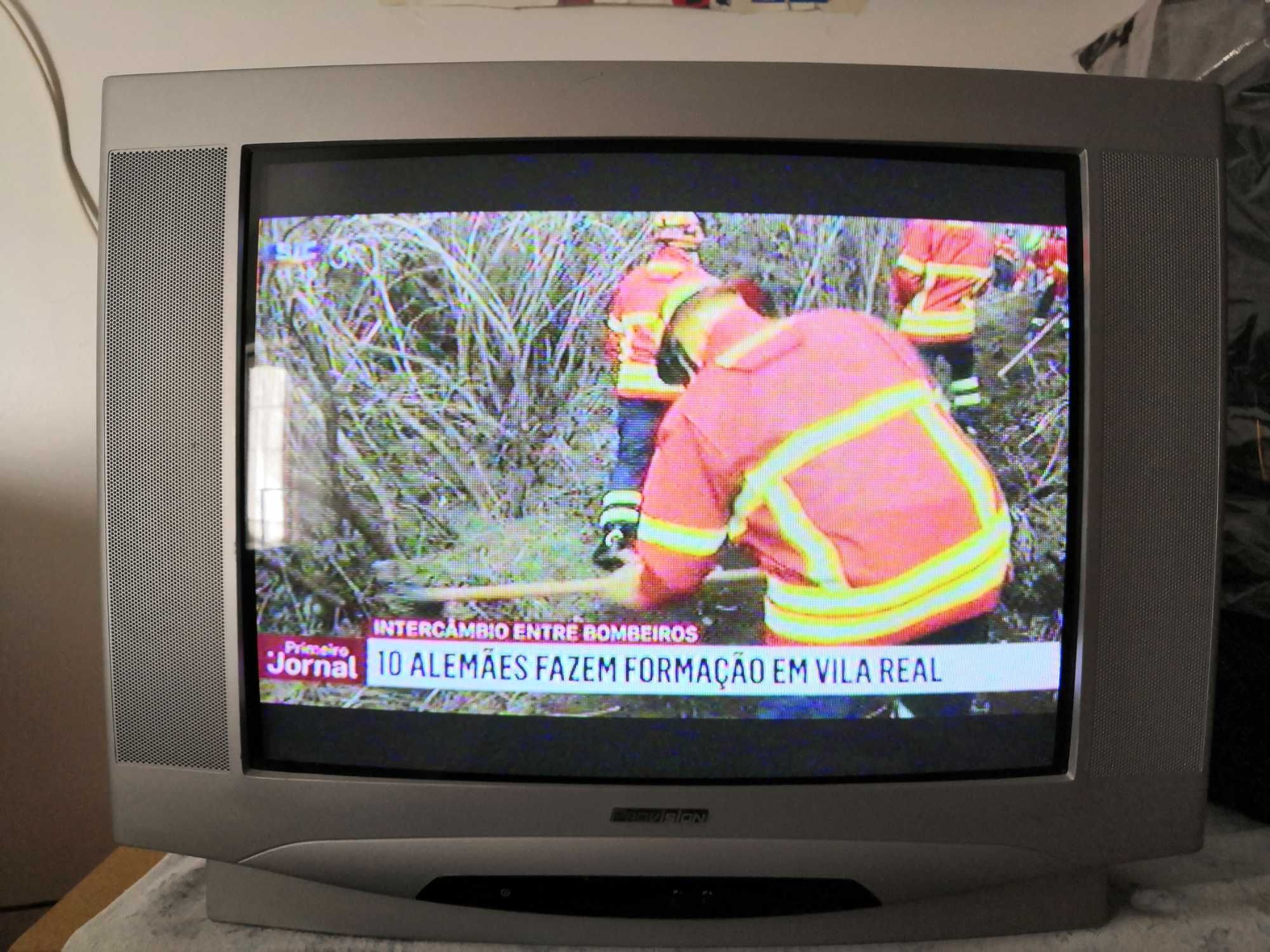 Televisão média dimensão usada