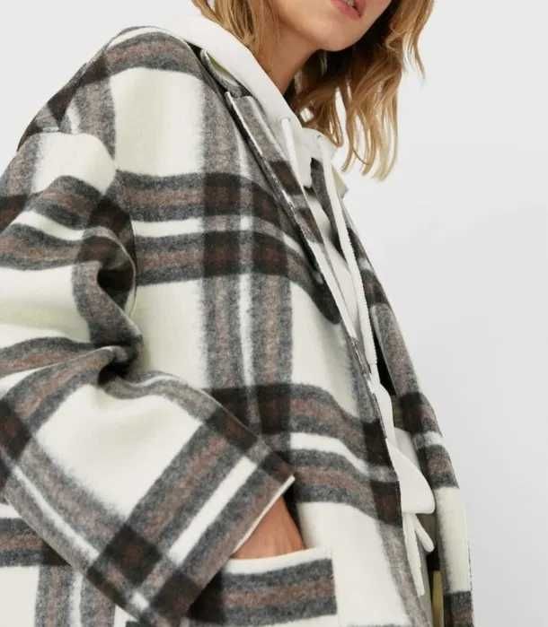 Biały płaszcz w kratę oversize - Stradivarius L