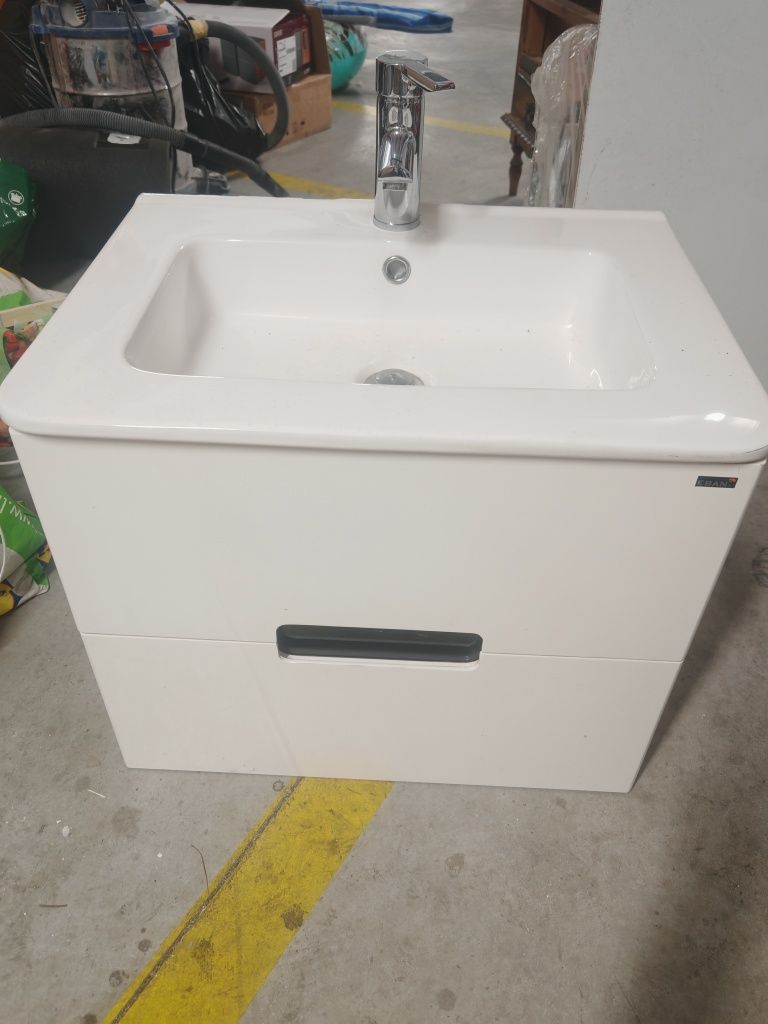 Lavatório de casa de banho com móvel de com gavetas + espelho