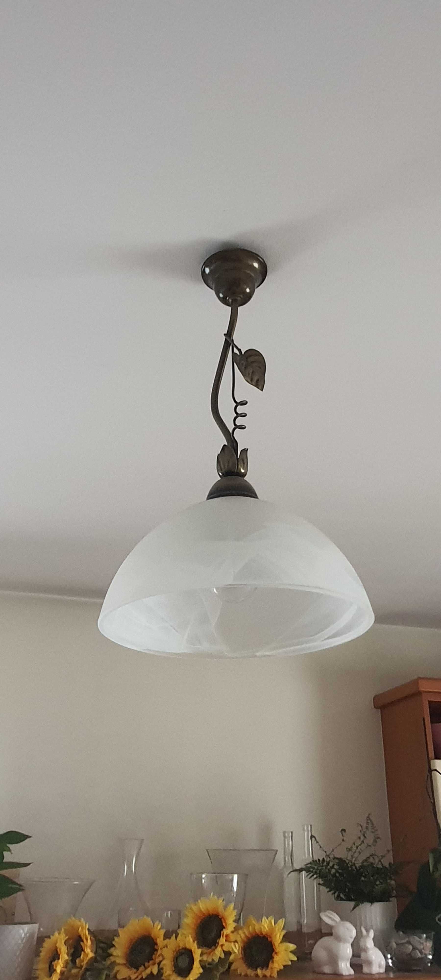 Lampa wisząca ze szklanym kloszem