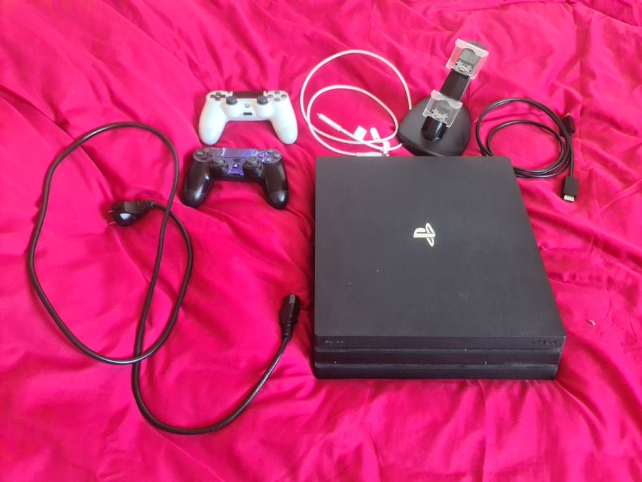 Zestaw konsola ps4 pro 1TB + 2 pady + stacja dokująca + kable