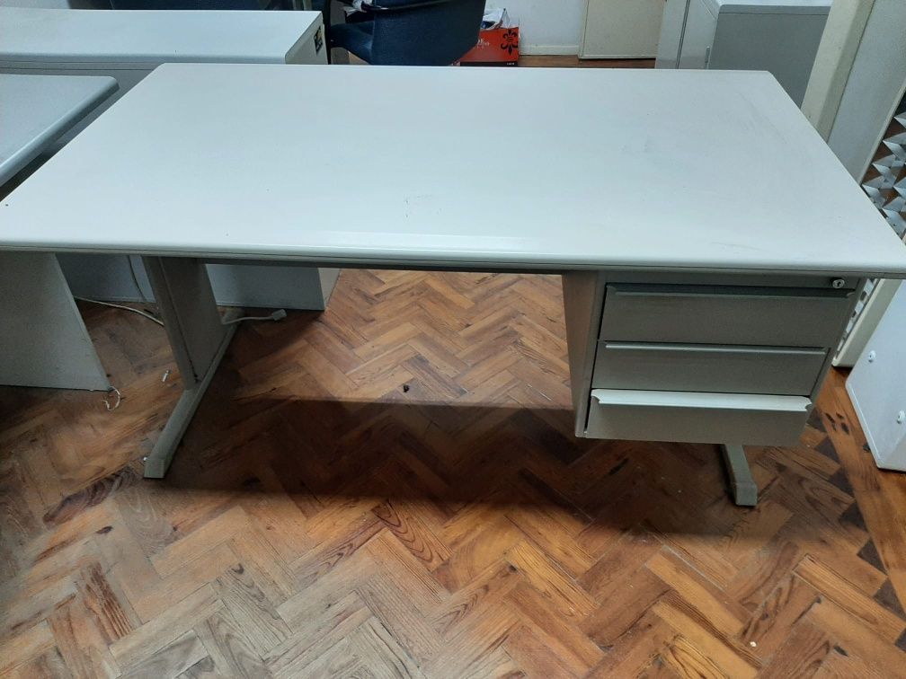 Duas Secretarias metálicas com gavetas