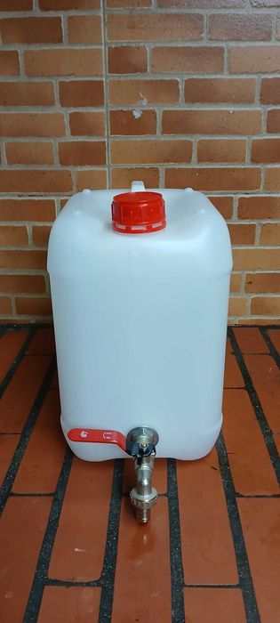 Vendo Jerrycans 10L com torneira — Novo