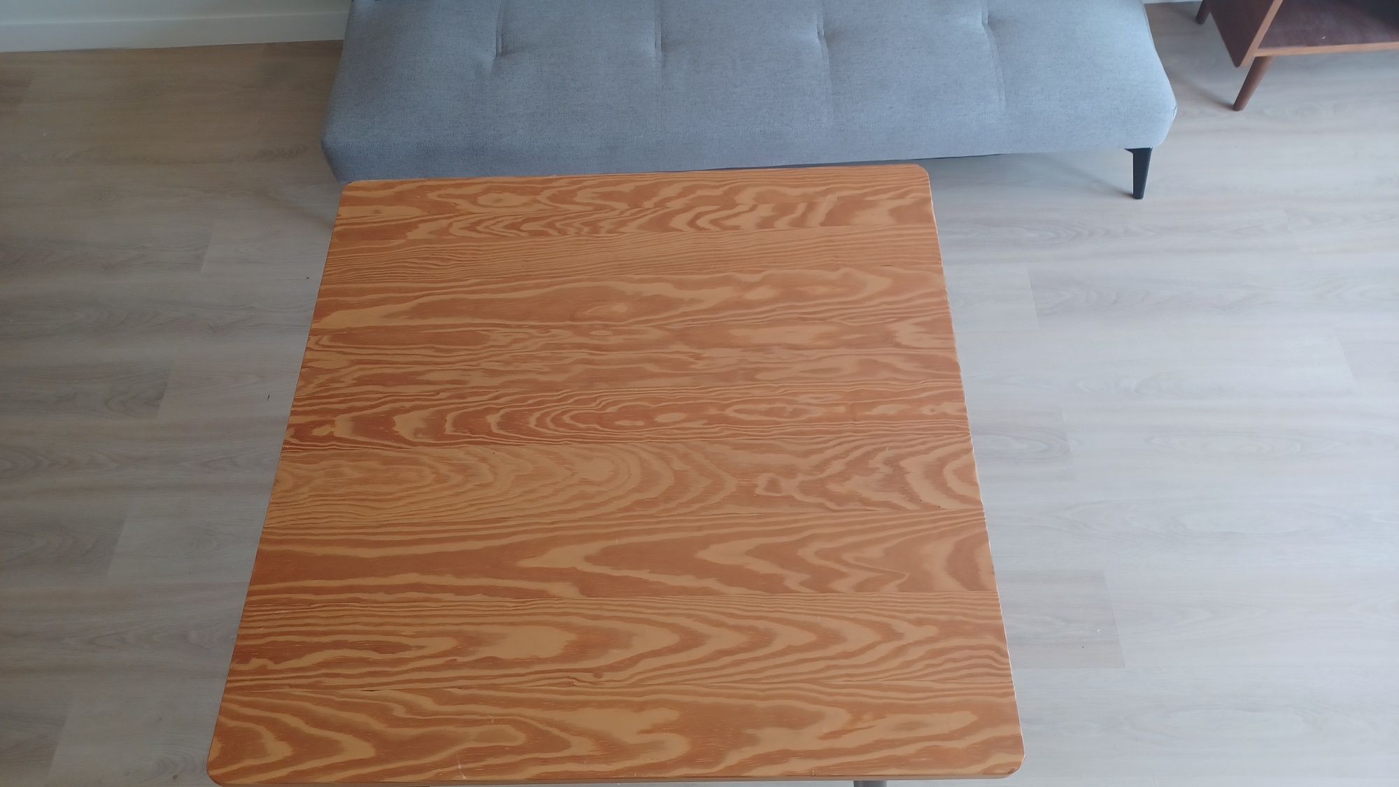Mesa Sklum quadrada