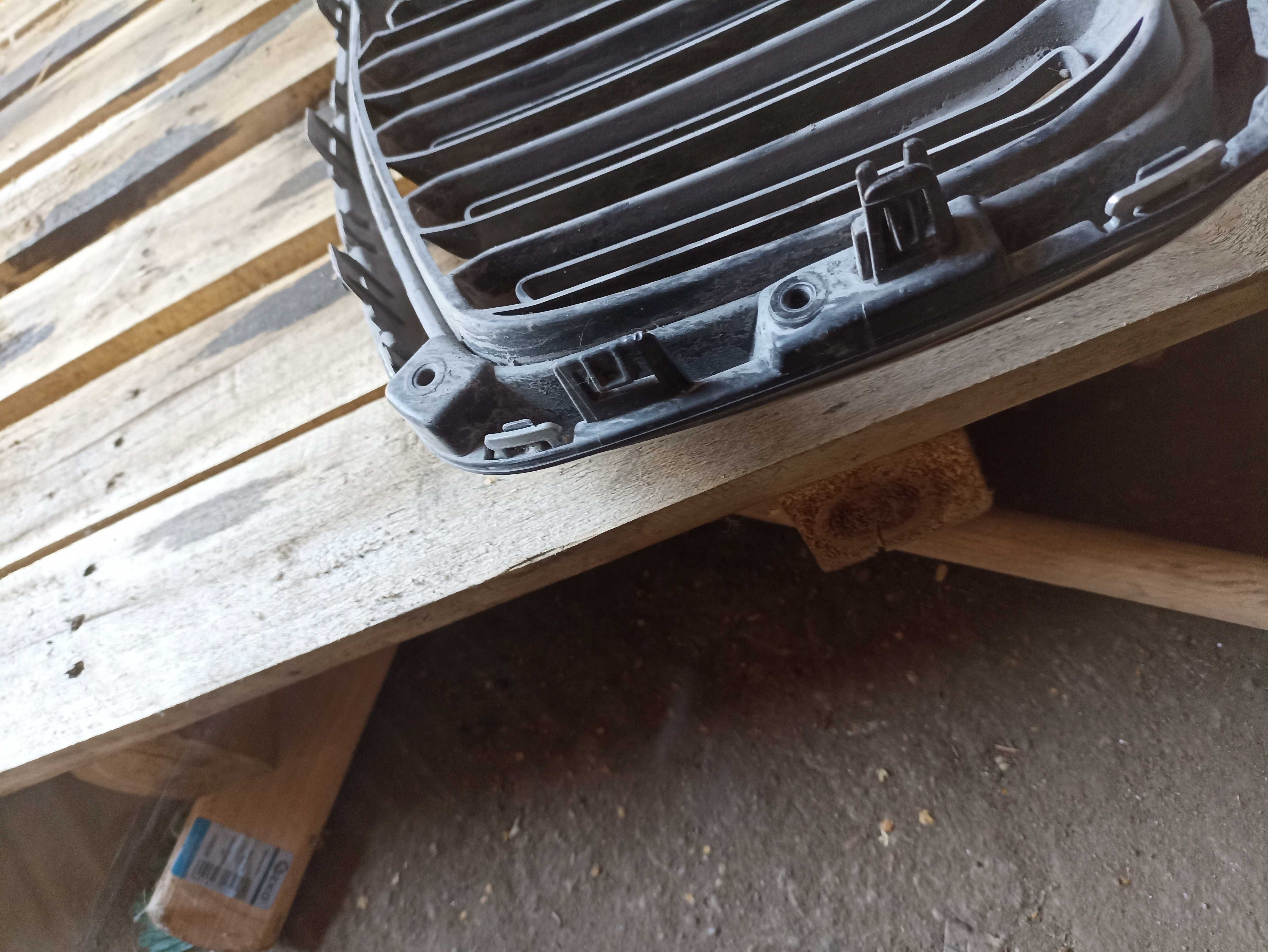 Atrapa Volvo XC60 2 lift 17-19r Grill znaczek chrom