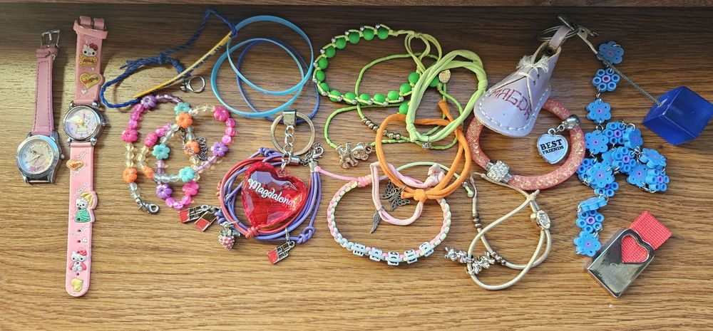 Stare bransoletki, naszyjniki, zawieszki