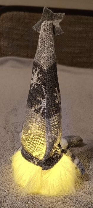 Świąteczny skrzat świecący w kolorze szarym wys.ok.32cm