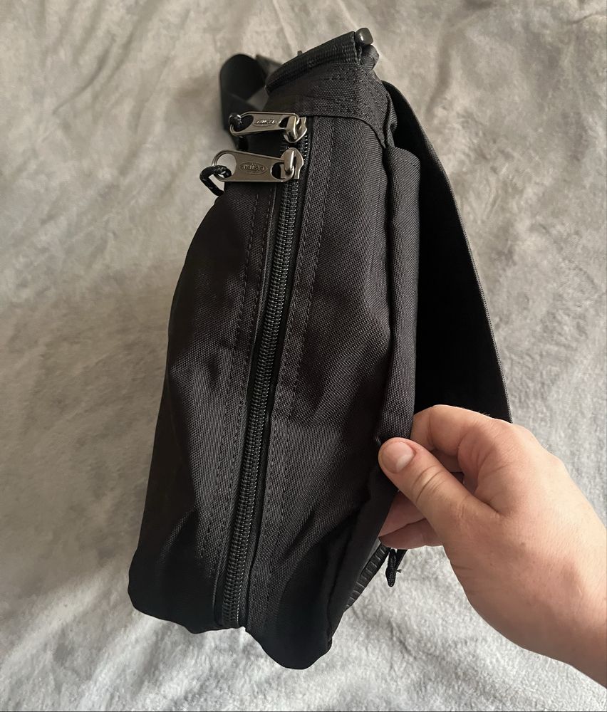 Сумка через плече Eastpak Delegate+ (20L), чорна.