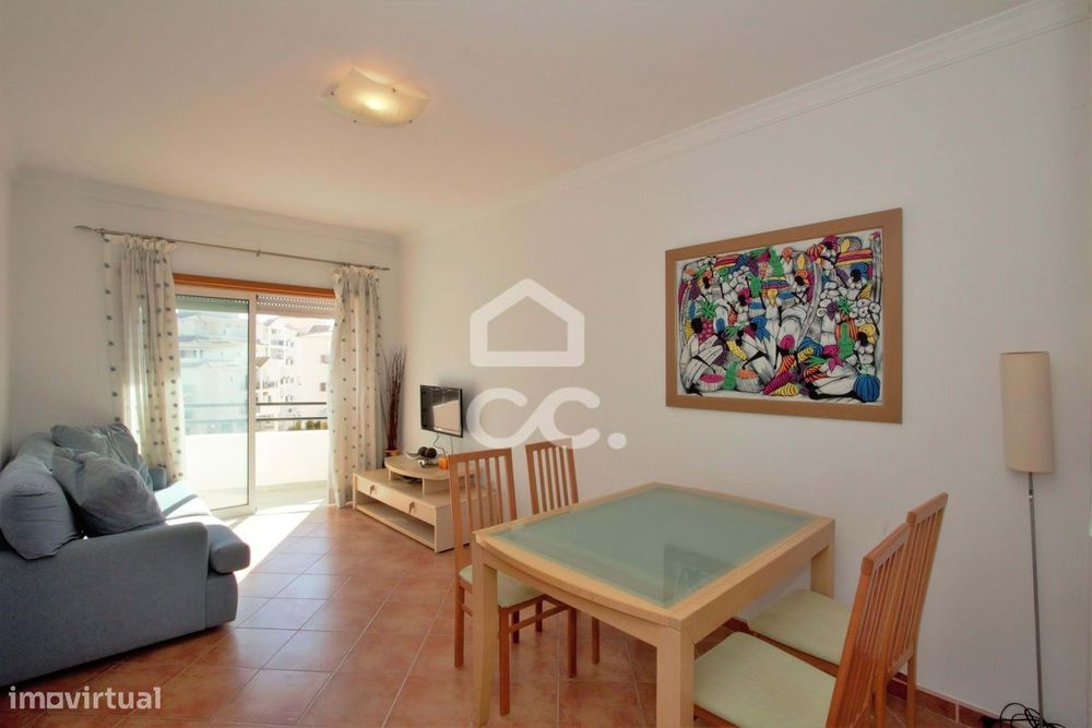 Apartamento T1 com varanda, lugar de garagem e arrecadação em Armação