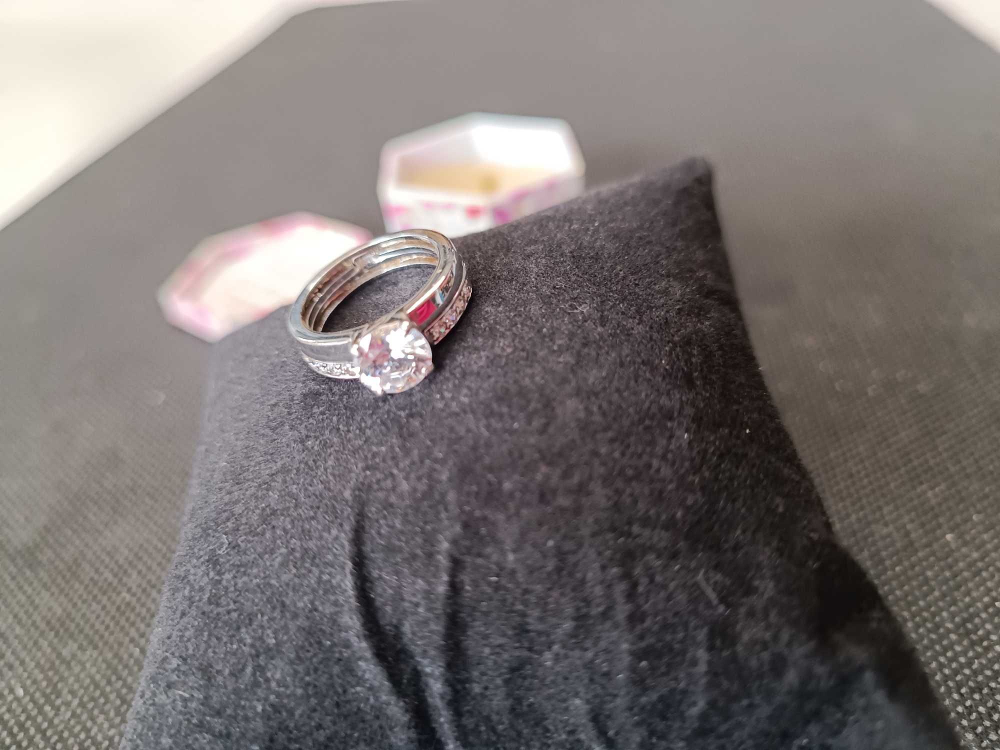 Anel em prata com pedra